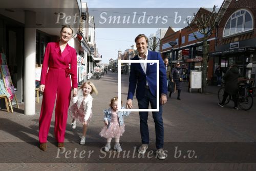 Noordwijk 30 maart 2023
Boekpresentatie Maxime Meiland in de winkel van haar zus Montana.
Verder Aanwezig Martien Meiland Erica Meiland en haar man Leroy Molkenboer en hun kinderen Claire en Vive. Ook de schrijver van het boek Jan Dijkgraaf.