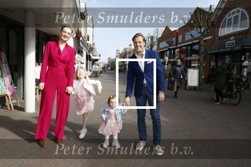 Noordwijk 30 maart 2023
Boekpresentatie Maxime Meiland in de winkel van haar zus Montana.
Verder Aanwezig Martien Meiland Erica Meiland en haar man Leroy Molkenboer en hun kinderen Claire en Vive. Ook de schrijver van het boek Jan Dijkgraaf.