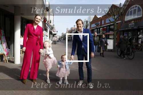 Noordwijk 30 maart 2023
Boekpresentatie Maxime Meiland in de winkel van haar zus Montana.
Verder Aanwezig Martien Meiland Erica Meiland en haar man Leroy Molkenboer en hun kinderen Claire en Vive. Ook de schrijver van het boek Jan Dijkgraaf.