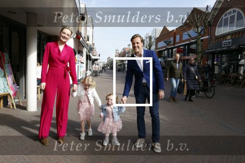 Noordwijk 30 maart 2023
Boekpresentatie Maxime Meiland in de winkel van haar zus Montana.
Verder Aanwezig Martien Meiland Erica Meiland en haar man Leroy Molkenboer en hun kinderen Claire en Vive. Ook de schrijver van het boek Jan Dijkgraaf.
