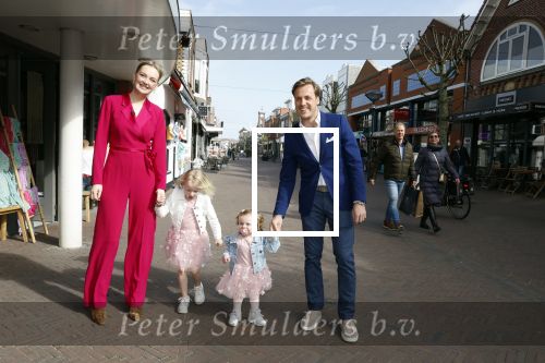 Noordwijk 30 maart 2023
Boekpresentatie Maxime Meiland in de winkel van haar zus Montana.
Verder Aanwezig Martien Meiland Erica Meiland en haar man Leroy Molkenboer en hun kinderen Claire en Vive. Ook de schrijver van het boek Jan Dijkgraaf.