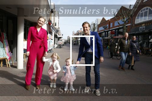 Noordwijk 30 maart 2023
Boekpresentatie Maxime Meiland in de winkel van haar zus Montana.
Verder Aanwezig Martien Meiland Erica Meiland en haar man Leroy Molkenboer en hun kinderen Claire en Vive. Ook de schrijver van het boek Jan Dijkgraaf.