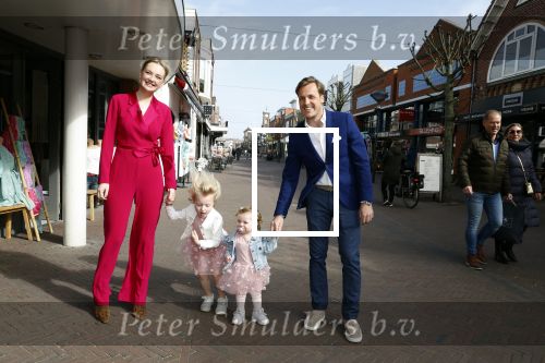 Noordwijk 30 maart 2023
Boekpresentatie Maxime Meiland in de winkel van haar zus Montana.
Verder Aanwezig Martien Meiland Erica Meiland en haar man Leroy Molkenboer en hun kinderen Claire en Vive. Ook de schrijver van het boek Jan Dijkgraaf.