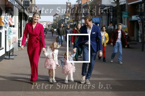 Noordwijk 30 maart 2023
Boekpresentatie Maxime Meiland in de winkel van haar zus Montana.
Verder Aanwezig Martien Meiland Erica Meiland en haar man Leroy Molkenboer en hun kinderen Claire en Vive. Ook de schrijver van het boek Jan Dijkgraaf.