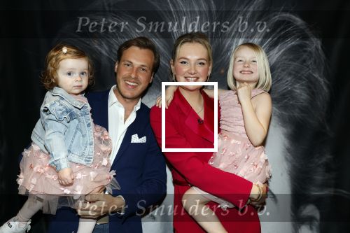 Noordwijk 30 maart 2023
Boekpresentatie Maxime Meiland in de winkel van haar zus Montana.
Verder Aanwezig Martien Meiland Erica Meiland en haar man Leroy Molkenboer en hun kinderen Claire en Vive. Ook de schrijver van het boek Jan Dijkgraaf.