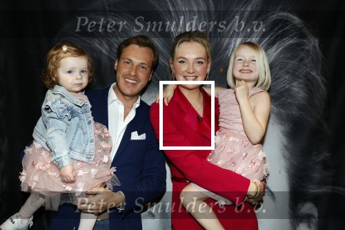 Noordwijk 30 maart 2023
Boekpresentatie Maxime Meiland in de winkel van haar zus Montana.
Verder Aanwezig Martien Meiland Erica Meiland en haar man Leroy Molkenboer en hun kinderen Claire en Vive. Ook de schrijver van het boek Jan Dijkgraaf.