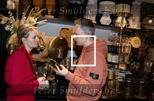 Noordwijk 30 maart 2023
Boekpresentatie Maxime Meiland in de winkel van haar zus Montana.
Verder Aanwezig Martien Meiland Erica Meiland en haar man Leroy Molkenboer en hun kinderen Claire en Vive. Ook de schrijver van het boek Jan Dijkgraaf.