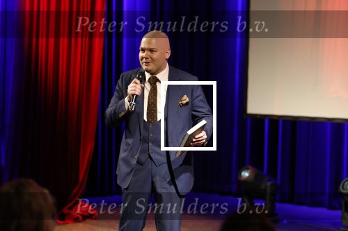 Zeist 26 maart 2023
Hans Kazan viert zijn 70e verjaardag en presenteert zijn boek. Ook krijgt hij een koninklijke onderscheiding in het Figi Theater/Hotel. Michel v Zeist