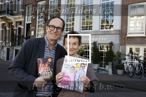 Amsterdam 5 april 2023
Nicci Gerrard en Sean French , het schrijvers echtpaar Nicci French met hun nieuwe boek in het centrum van Amster. Ze sliepen in het Ambassade Hotel.