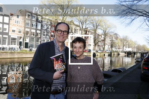 Amsterdam 5 april 2023
Nicci Gerrard en Sean French , het schrijvers echtpaar Nicci French met hun nieuwe boek in het centrum van Amster. Ze sliepen in het Ambassade Hotel.