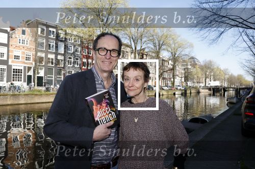 Amsterdam 5 april 2023
Nicci Gerrard en Sean French , het schrijvers echtpaar Nicci French met hun nieuwe boek in het centrum van Amster. Ze sliepen in het Ambassade Hotel.