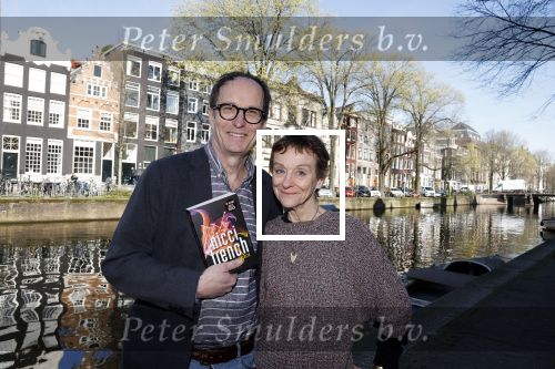 Amsterdam 5 april 2023
Nicci Gerrard en Sean French , het schrijvers echtpaar Nicci French met hun nieuwe boek in het centrum van Amster. Ze sliepen in het Ambassade Hotel.