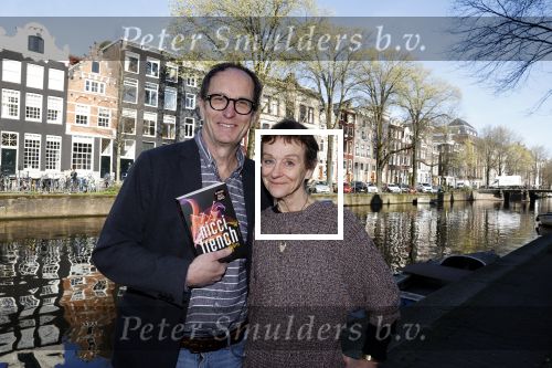 Amsterdam 5 april 2023
Nicci Gerrard en Sean French , het schrijvers echtpaar Nicci French met hun nieuwe boek in het centrum van Amster. Ze sliepen in het Ambassade Hotel.