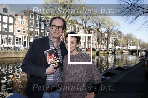 Amsterdam 5 april 2023
Nicci Gerrard en Sean French , het schrijvers echtpaar Nicci French met hun nieuwe boek in het centrum van Amster. Ze sliepen in het Ambassade Hotel.