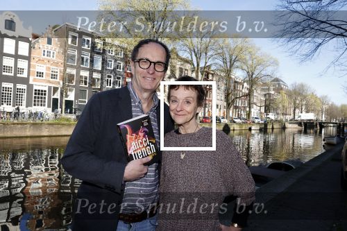 Amsterdam 5 april 2023
Nicci Gerrard en Sean French , het schrijvers echtpaar Nicci French met hun nieuwe boek in het centrum van Amster. Ze sliepen in het Ambassade Hotel.