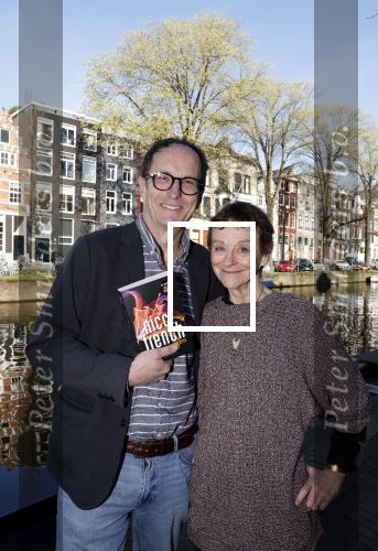 Amsterdam 5 april 2023
Nicci Gerrard en Sean French , het schrijvers echtpaar Nicci French met hun nieuwe boek in het centrum van Amster. Ze sliepen in het Ambassade Hotel.