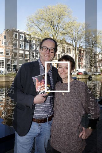 Amsterdam 5 april 2023
Nicci Gerrard en Sean French , het schrijvers echtpaar Nicci French met hun nieuwe boek in het centrum van Amster. Ze sliepen in het Ambassade Hotel.