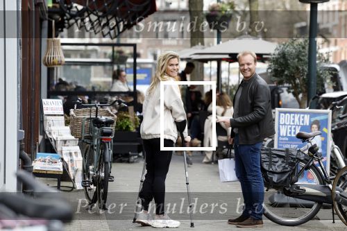 Amsterdam 17 maart 20923
Nicolette v Dam op krukken op de cornelis schuytstraat. Nicolette heeft met skien haar kruisbanden gescheurd. Nicolette samen  met haar broer Bastiaan v Dam