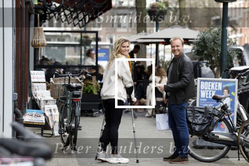 Amsterdam 17 maart 20923
Nicolette v Dam op krukken op de cornelis schuytstraat. Nicolette heeft met skien haar kruisbanden gescheurd. Nicolette samen  met haar broer Bastiaan v Dam