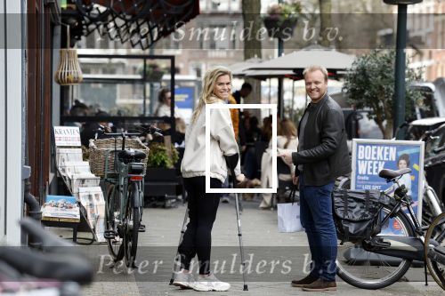 Amsterdam 17 maart 20923
Nicolette v Dam op krukken op de cornelis schuytstraat. Nicolette heeft met skien haar kruisbanden gescheurd. Nicolette samen  met haar broer Bastiaan v Dam