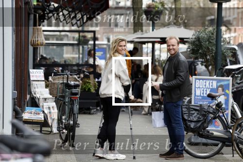 Amsterdam 17 maart 20923
Nicolette v Dam op krukken op de cornelis schuytstraat. Nicolette heeft met skien haar kruisbanden gescheurd. Nicolette samen  met haar broer Bastiaan v Dam