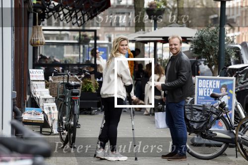 Amsterdam 17 maart 20923
Nicolette v Dam op krukken op de cornelis schuytstraat. Nicolette heeft met skien haar kruisbanden gescheurd. Nicolette samen  met haar broer Bastiaan v Dam
