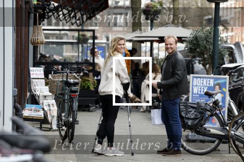 Amsterdam 17 maart 20923
Nicolette v Dam op krukken op de cornelis schuytstraat. Nicolette heeft met skien haar kruisbanden gescheurd. Nicolette samen  met haar broer Bastiaan v Dam
