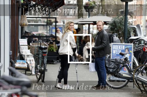 Amsterdam 17 maart 20923
Nicolette v Dam op krukken op de cornelis schuytstraat. Nicolette heeft met skien haar kruisbanden gescheurd. Nicolette samen  met haar broer Bastiaan v Dam