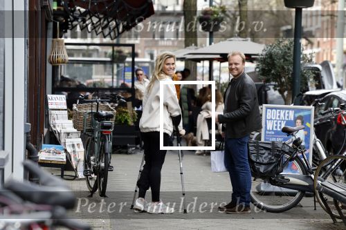 Amsterdam 17 maart 20923
Nicolette v Dam op krukken op de cornelis schuytstraat. Nicolette heeft met skien haar kruisbanden gescheurd. Nicolette samen  met haar broer Bastiaan v Dam