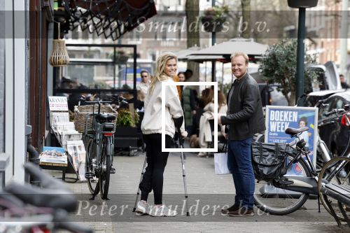 Amsterdam 17 maart 20923
Nicolette v Dam op krukken op de cornelis schuytstraat. Nicolette heeft met skien haar kruisbanden gescheurd. Nicolette samen  met haar broer Bastiaan v Dam