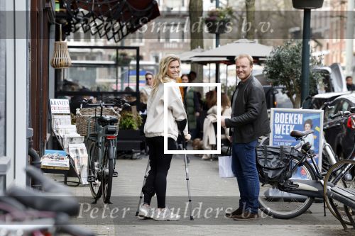 Amsterdam 17 maart 20923
Nicolette v Dam op krukken op de cornelis schuytstraat. Nicolette heeft met skien haar kruisbanden gescheurd. Nicolette samen  met haar broer Bastiaan v Dam