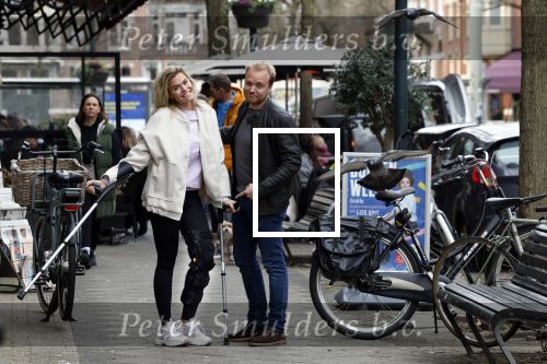 Amsterdam 17 maart 20923
Nicolette v Dam op krukken op de cornelis schuytstraat. Nicolette heeft met skien haar kruisbanden gescheurd. Nicolette samen  met haar broer Bastiaan v Dam