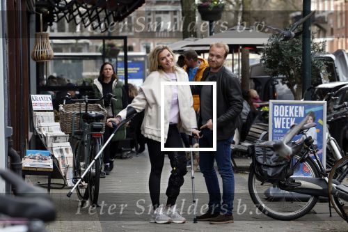 Amsterdam 17 maart 20923
Nicolette v Dam op krukken op de cornelis schuytstraat. Nicolette heeft met skien haar kruisbanden gescheurd. Nicolette samen  met haar broer Bastiaan v Dam