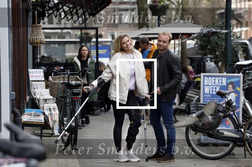 Amsterdam 17 maart 20923
Nicolette v Dam op krukken op de cornelis schuytstraat. Nicolette heeft met skien haar kruisbanden gescheurd. Nicolette samen  met haar broer Bastiaan v Dam