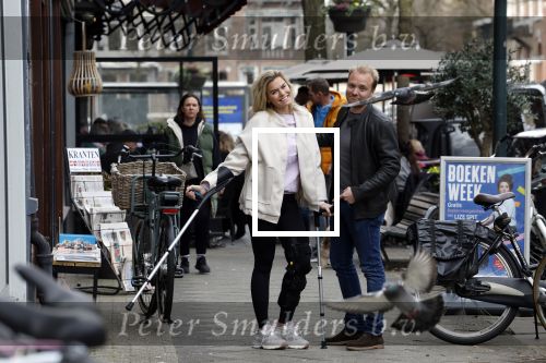 Amsterdam 17 maart 20923
Nicolette v Dam op krukken op de cornelis schuytstraat. Nicolette heeft met skien haar kruisbanden gescheurd. Nicolette samen  met haar broer Bastiaan v Dam
