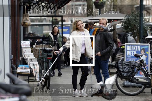 Amsterdam 17 maart 20923
Nicolette v Dam op krukken op de cornelis schuytstraat. Nicolette heeft met skien haar kruisbanden gescheurd. Nicolette samen  met haar broer Bastiaan v Dam