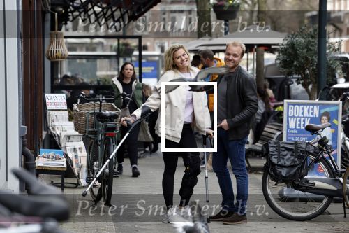 Amsterdam 17 maart 20923
Nicolette v Dam op krukken op de cornelis schuytstraat. Nicolette heeft met skien haar kruisbanden gescheurd. Nicolette samen  met haar broer Bastiaan v Dam