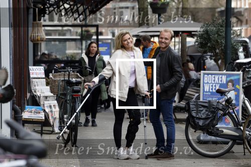 Amsterdam 17 maart 20923
Nicolette v Dam op krukken op de cornelis schuytstraat. Nicolette heeft met skien haar kruisbanden gescheurd. Nicolette samen  met haar broer Bastiaan v Dam