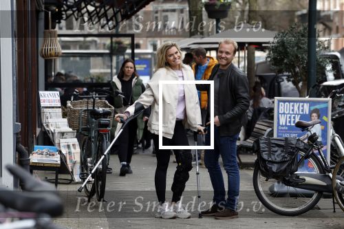 Amsterdam 17 maart 20923
Nicolette v Dam op krukken op de cornelis schuytstraat. Nicolette heeft met skien haar kruisbanden gescheurd. Nicolette samen  met haar broer Bastiaan v Dam