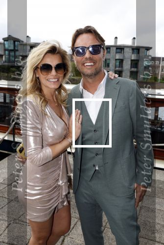 Amsterdam 15 april 2023
Robert Doornbos en Chantal Bles zijn vandaag op een prachtige salonboot getrouwd.
Nicolette v dam en haar man Bas Smit
