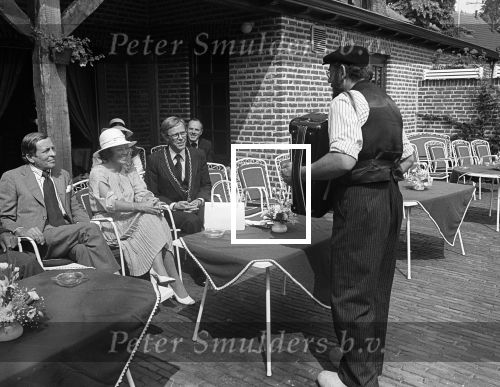 Middelbeers, Bladel, Steensel en Valkenswaard, 22 Augustus 1978
Bezoek Prinses Beatrix en Prins Claus aan de Kempen
Burgemeester v Zwieten Valkenswaard
Burgemeester Hen k Breeveld
100 jarige
Commissaris v d Koningin Jan v d Harten
Valkenier
Boeren dansengroep uit Bladel