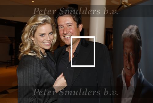 Zeist 26 maart 2023
Hans Kazan viert zijn 70e verjaardag en presenteert zijn boek. Ook krijgt hij een koninklijke onderscheiding in het Figi Theater/Hotel. Renzo Kazan met zijn vrouw Mara