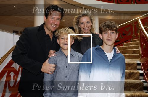 Zeist 26 maart 2023
Hans Kazan viert zijn 70e verjaardag en presenteert zijn boek. Ook krijgt hij een koninklijke onderscheiding in het Figi Theater/Hotel. renzo en Mara Kazan met hun kinderen