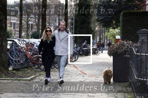 Amsterdam 15 maart 2023
Chantal Bles en Robert Doornbos wandelen met hun hond door Amsterdam zuid.