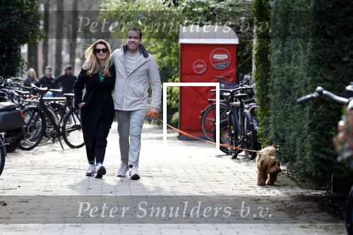 Amsterdam 15 maart 2023
Chantal Bles en Robert Doornbos wandelen met hun hond door Amsterdam zuid.