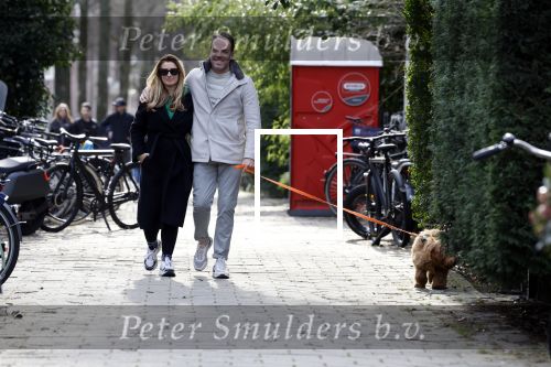 Amsterdam 15 maart 2023
Chantal Bles en Robert Doornbos wandelen met hun hond door Amsterdam zuid.