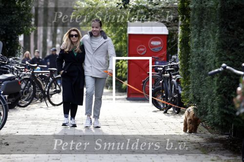 Amsterdam 15 maart 2023
Chantal Bles en Robert Doornbos wandelen met hun hond door Amsterdam zuid.