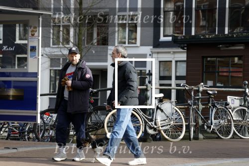 Amsterdam 15 maart 2023
Rolf Snoeren laat zijn hond uit met ... Hond moet poepen op de Utrechtsestraat.