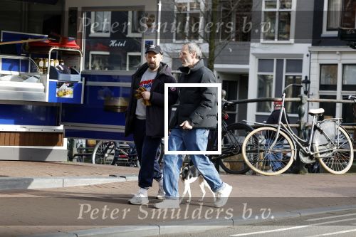 Amsterdam 15 maart 2023
Rolf Snoeren laat zijn hond uit met ... Hond moet poepen op de Utrechtsestraat.