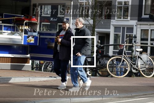 Amsterdam 15 maart 2023
Rolf Snoeren laat zijn hond uit met ... Hond moet poepen op de Utrechtsestraat.